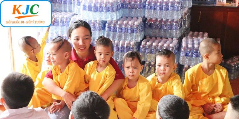 Ý nghĩa nhân văn của hoạt động thiện nguyện cùng trẻ em mồ côi